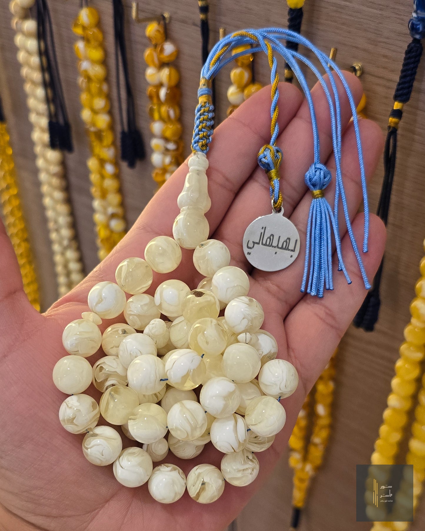 مستكه من بلاطه لون ثلجي