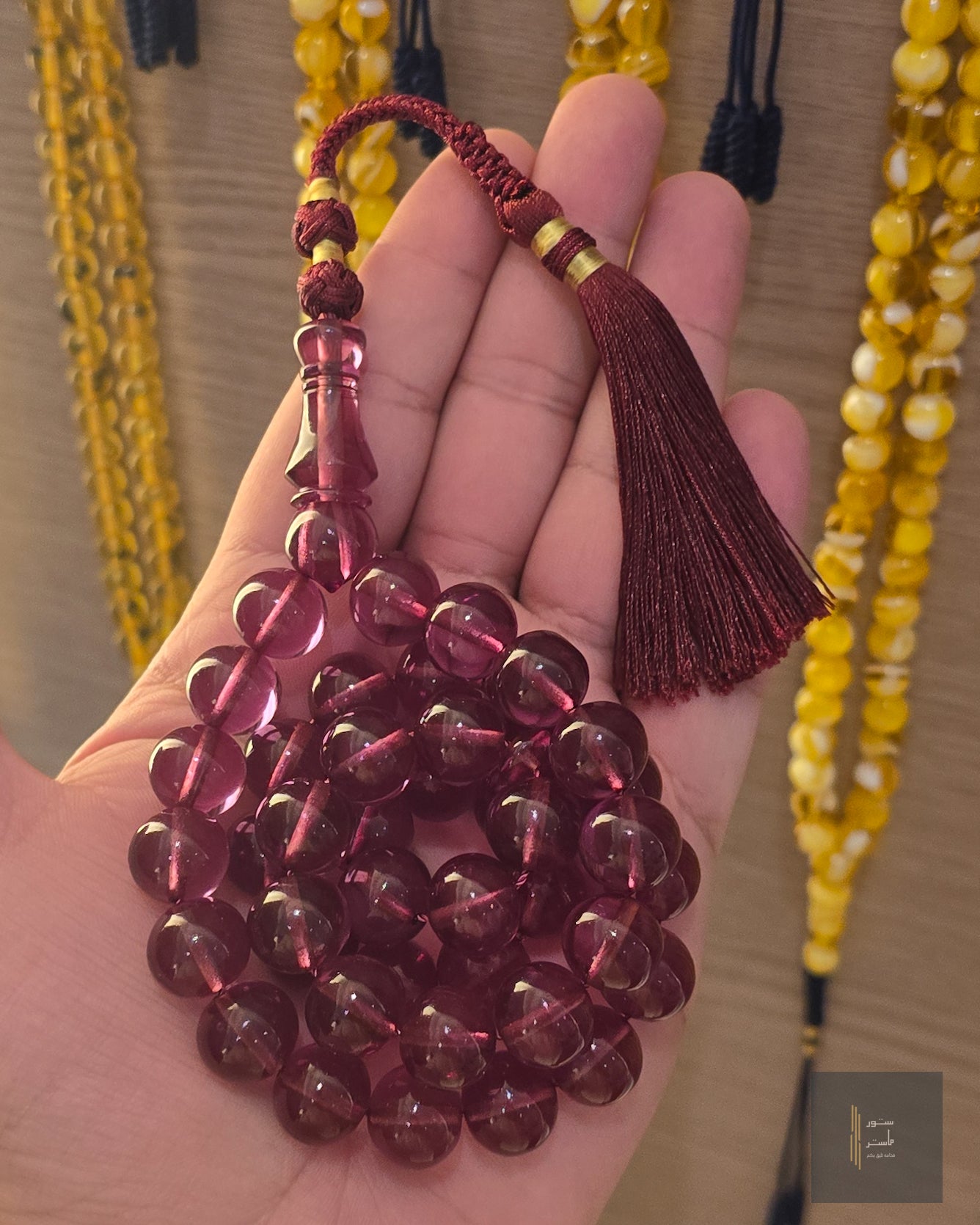 زعفراني شفاف بني مائي